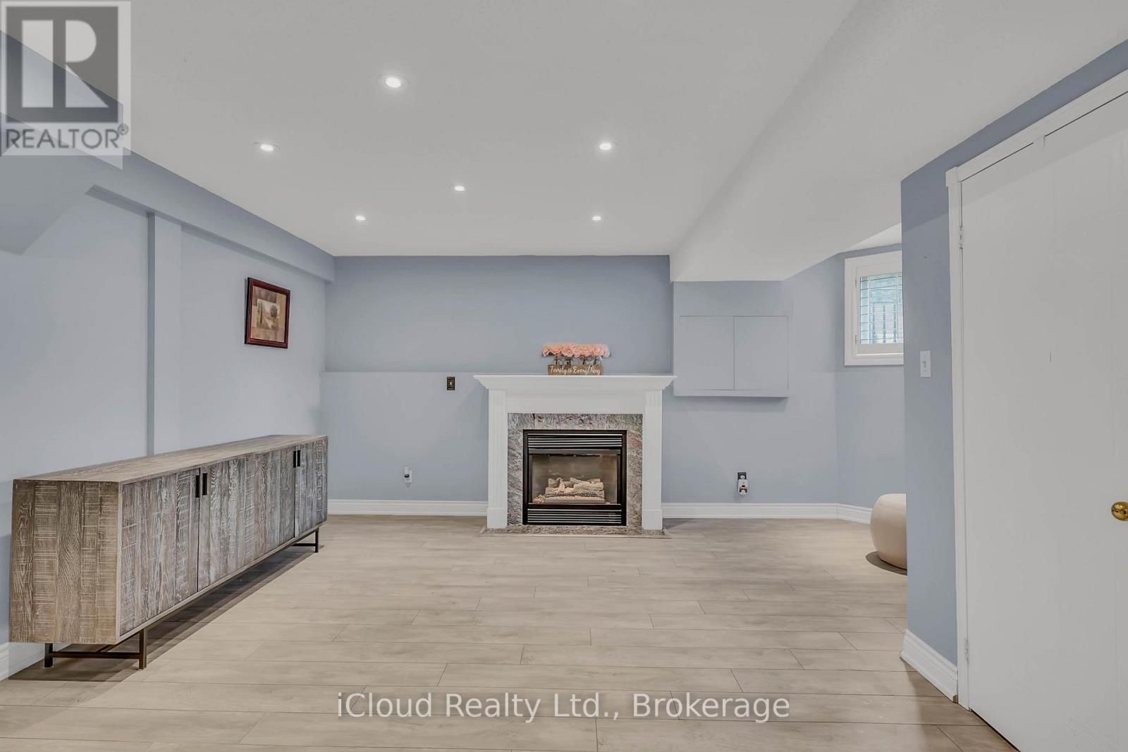 1370 Pickwick Drive, Mississauga, ON - Indoor With Fireplace