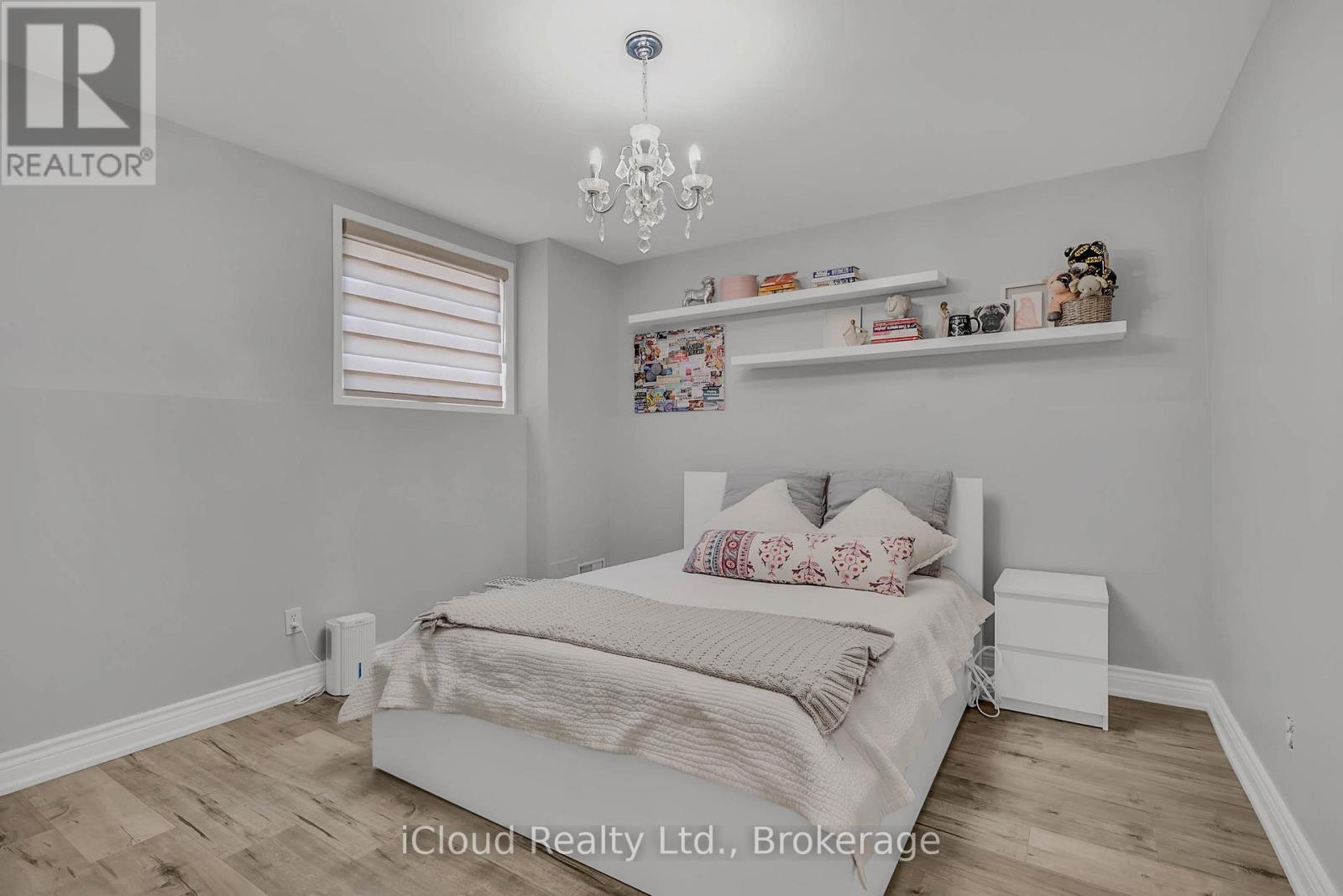 1370 Pickwick Drive, Mississauga, ON - Indoor Photo Showing Bedroom