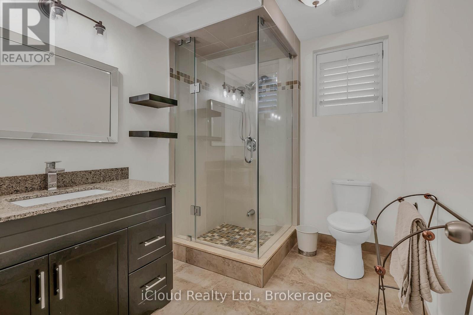 1370 Pickwick Drive, Mississauga, ON - Indoor Photo Showing Bathroom