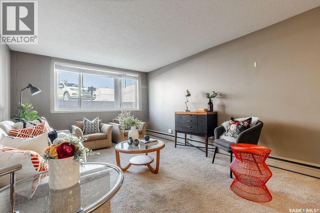 8 2707 7Th Street E, Saskatoon, SK - Indoor Photo Showing Living Room