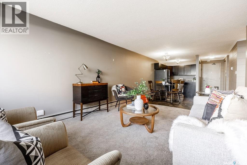 8 2707 7Th Street E, Saskatoon, SK - Indoor Photo Showing Living Room