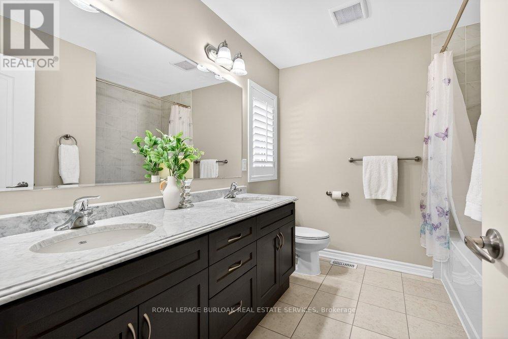 446 Grey Landing, Milton, ON - Indoor Photo Showing Bathroom