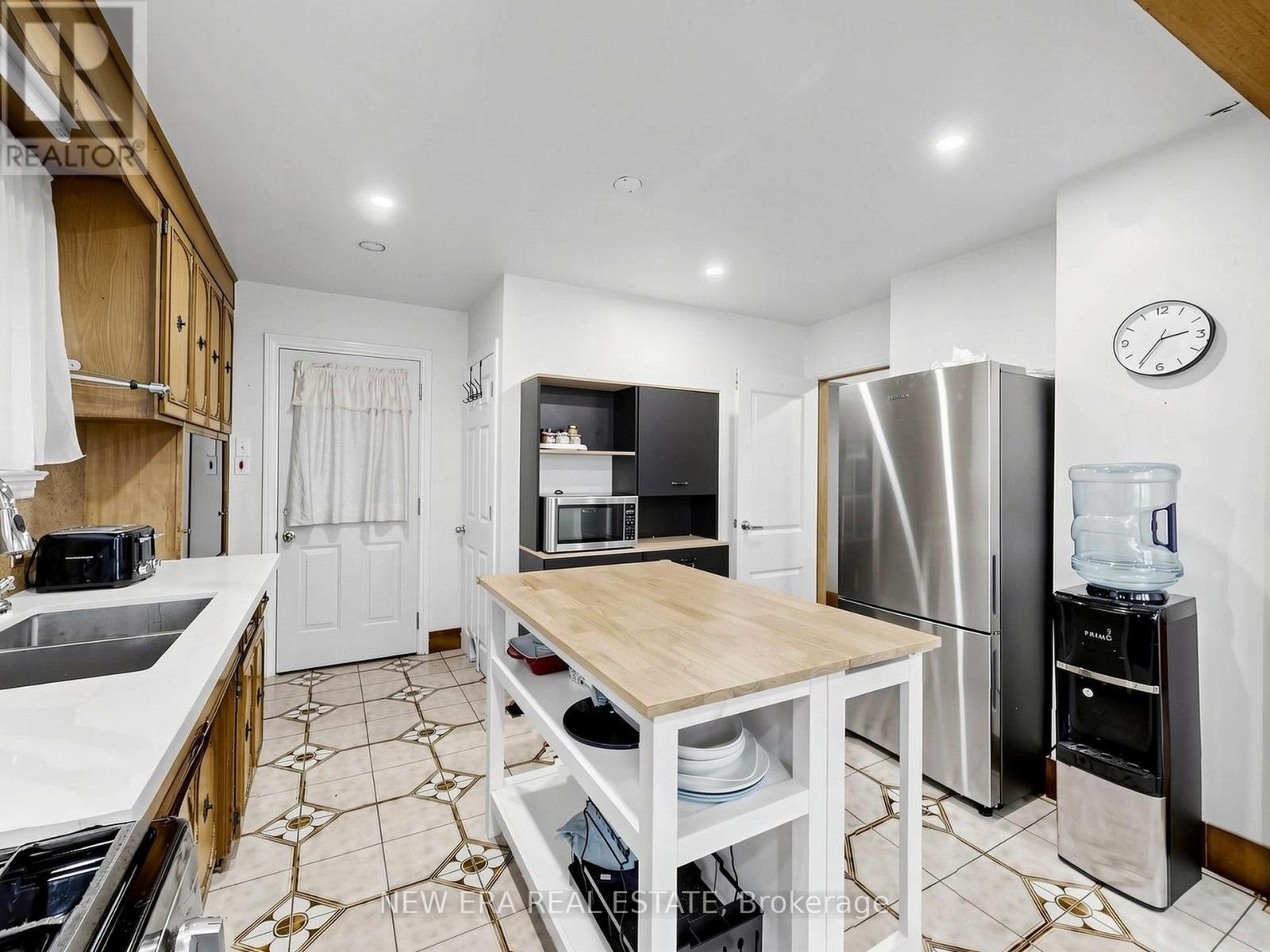48 Christopher Drive, Cambridge, ON - Indoor Photo Showing Kitchen With Double Sink