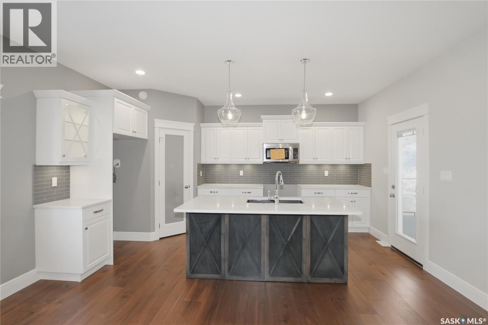 551 6Th Avenue Se, Swift Current, SK - Indoor Photo Showing Kitchen