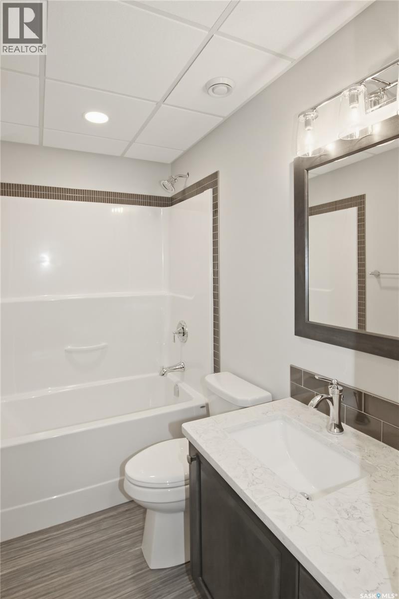 551 6Th Avenue Se, Swift Current, SK - Indoor Photo Showing Bathroom