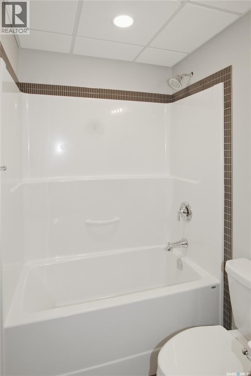 551 6Th Avenue Se, Swift Current, SK - Indoor Photo Showing Bathroom