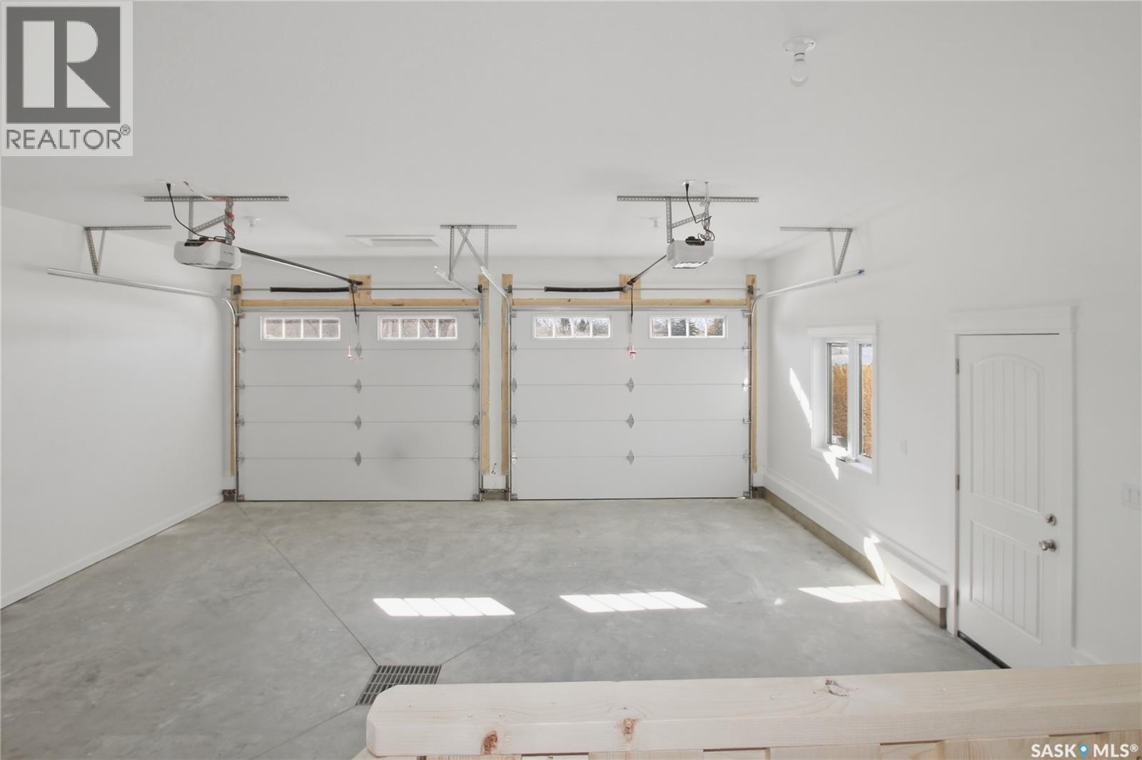 551 6Th Avenue Se, Swift Current, SK - Indoor Photo Showing Garage