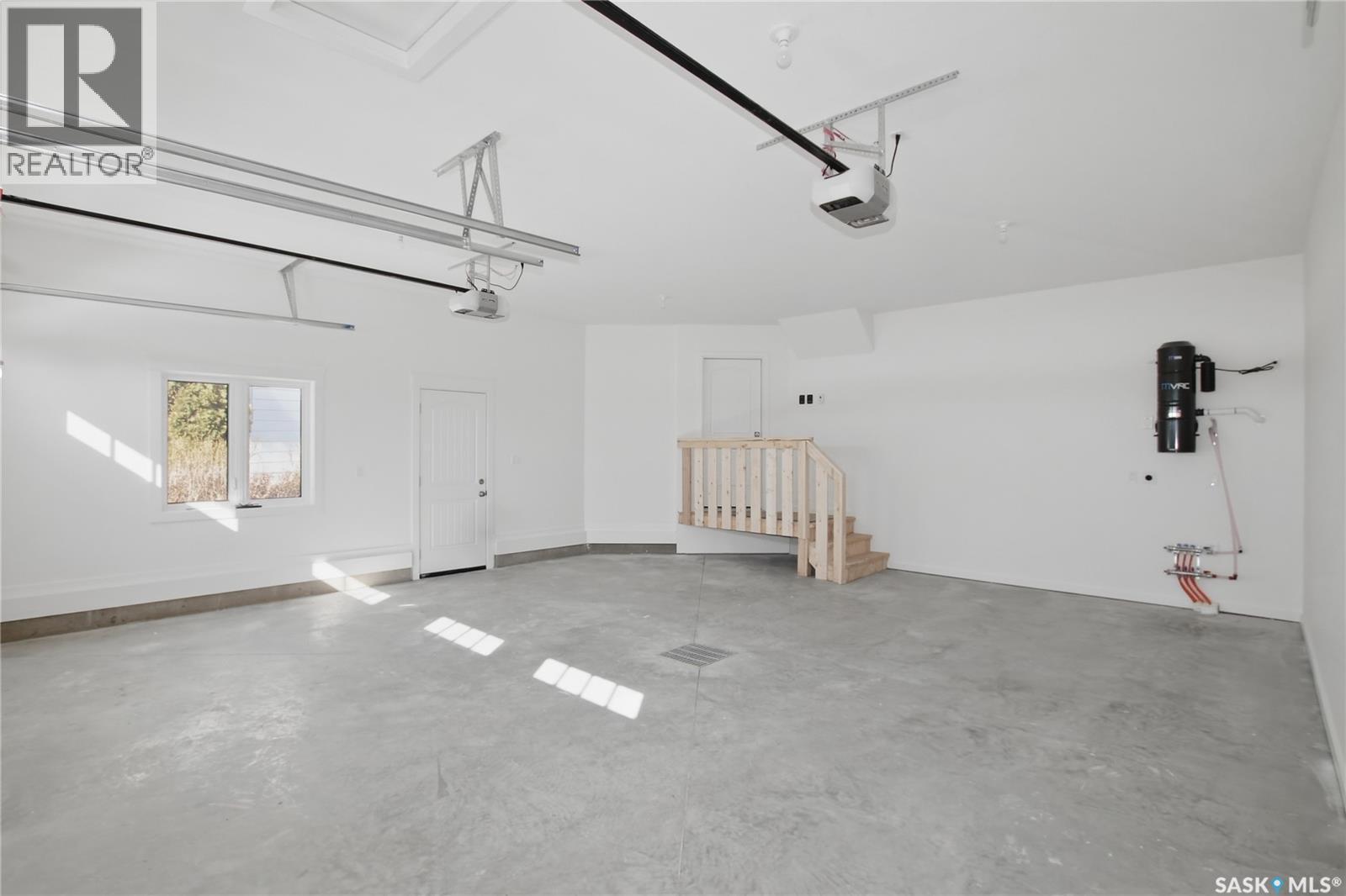 551 6Th Avenue Se, Swift Current, SK - Indoor Photo Showing Garage