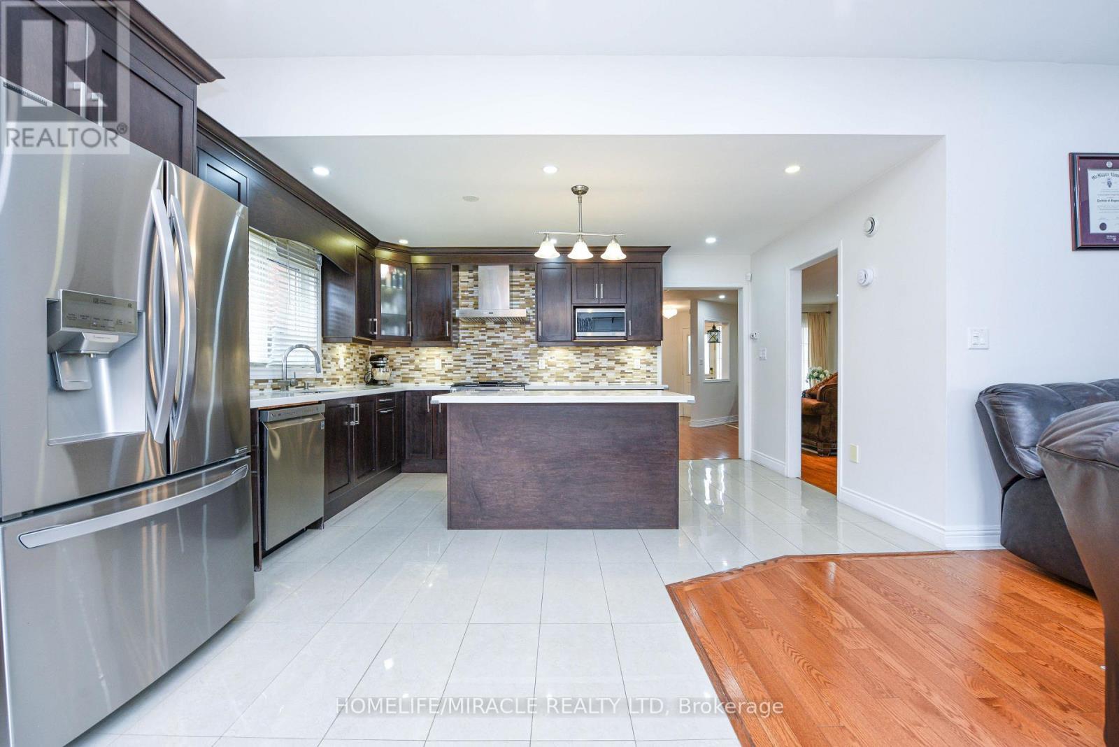 113 Seclusion Crescent, Brampton, ON - Indoor Photo Showing Kitchen With Upgraded Kitchen