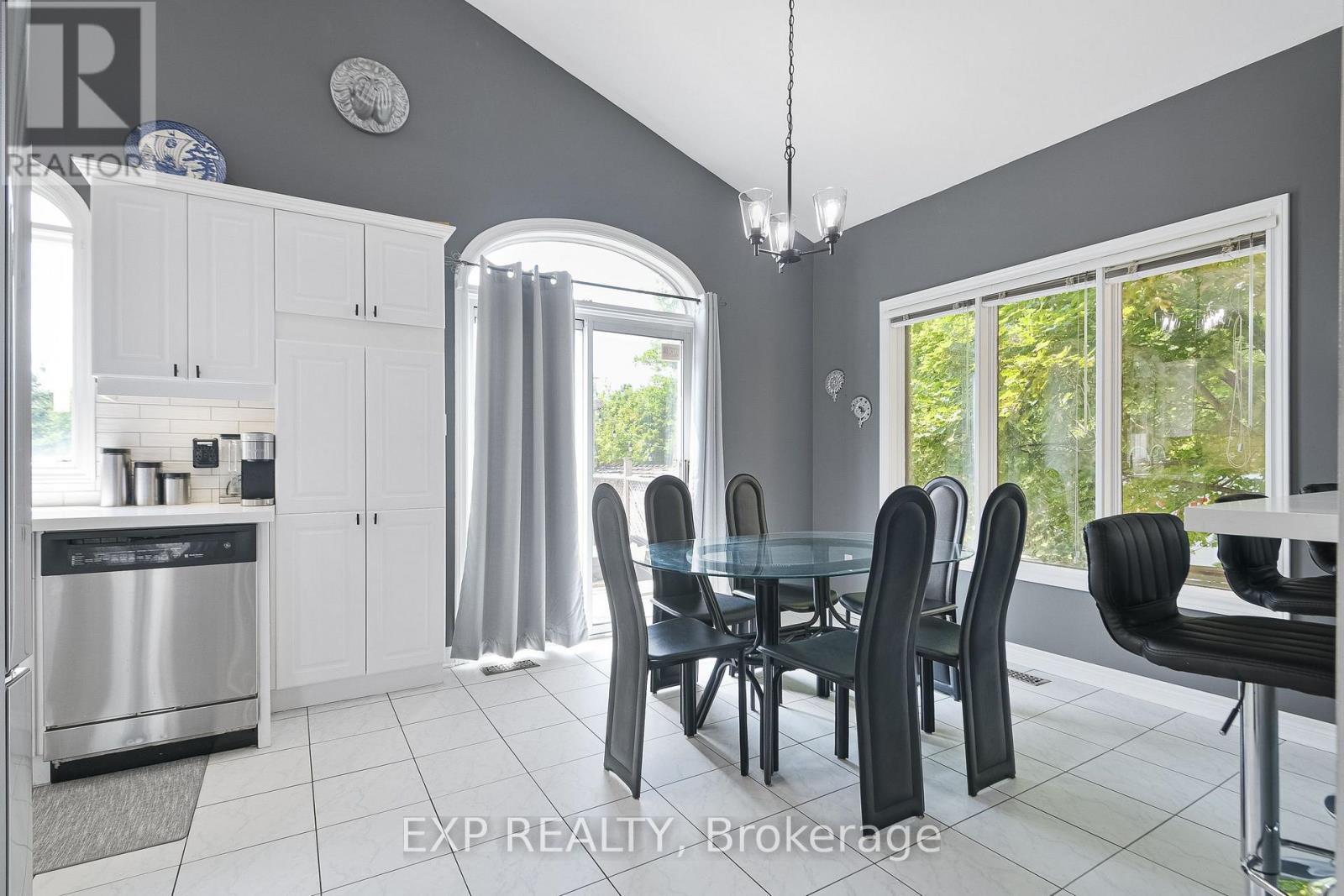 29 Batson Drive, Aurora, ON - Indoor Photo Showing Dining Room