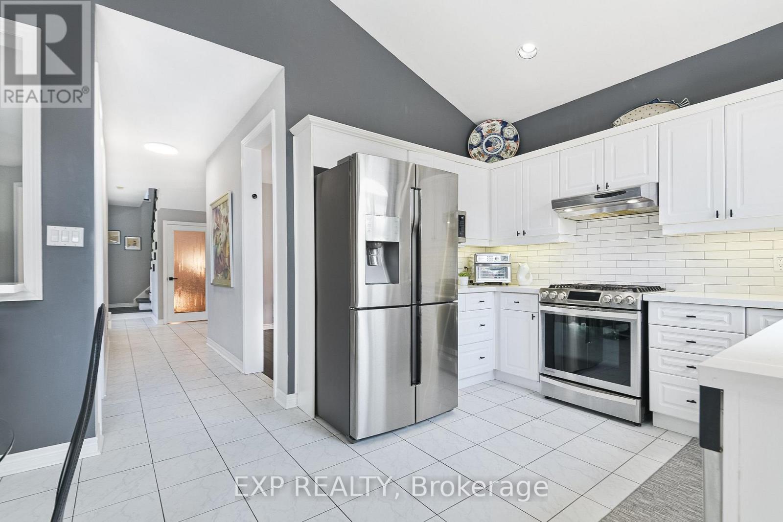 29 Batson Drive, Aurora, ON - Indoor Photo Showing Kitchen With Stainless Steel Kitchen