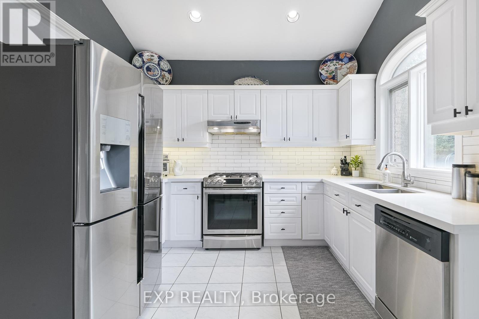 29 Batson Drive, Aurora, ON - Indoor Photo Showing Kitchen With Stainless Steel Kitchen With Double Sink With Upgraded Kitchen