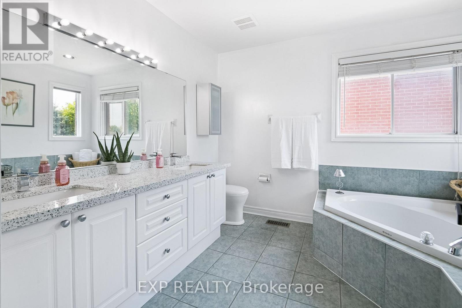 29 Batson Drive, Aurora, ON - Indoor Photo Showing Bathroom