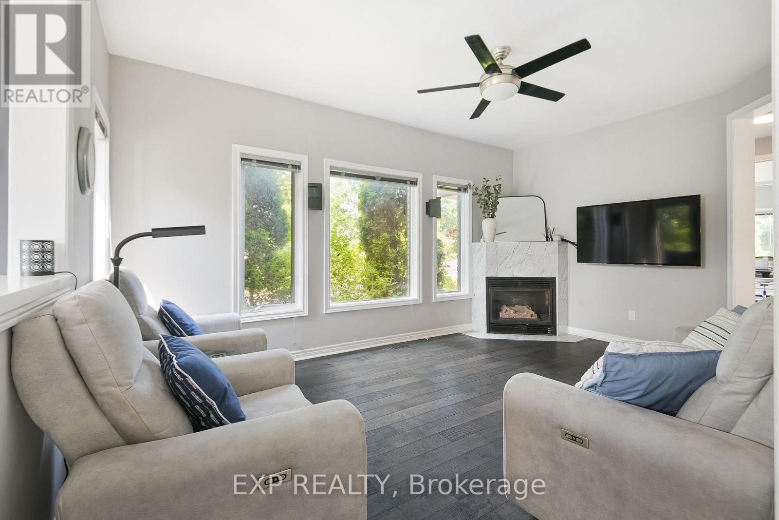 29 Batson Drive, Aurora, ON - Indoor Photo Showing Living Room With Fireplace