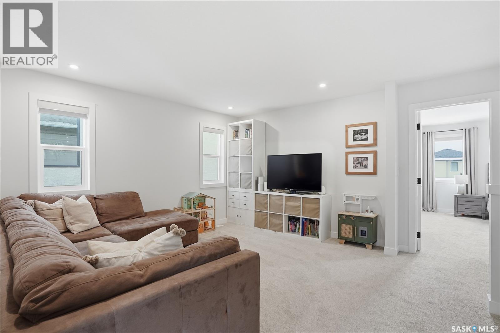 606 Delainey Road, Saskatoon, SK - Indoor Photo Showing Living Room