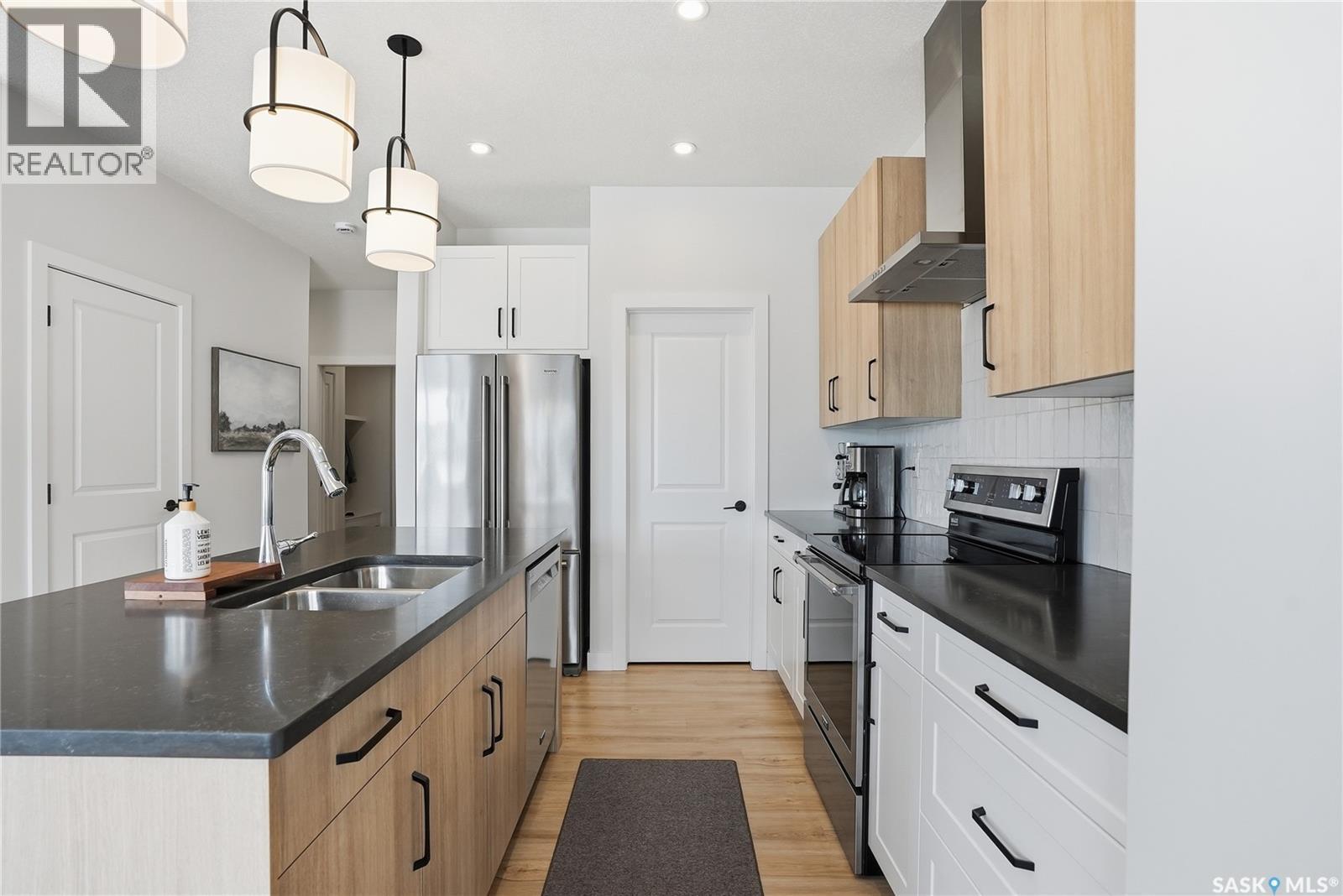 606 Delainey Road, Saskatoon, SK - Indoor Photo Showing Kitchen With Double Sink With Upgraded Kitchen