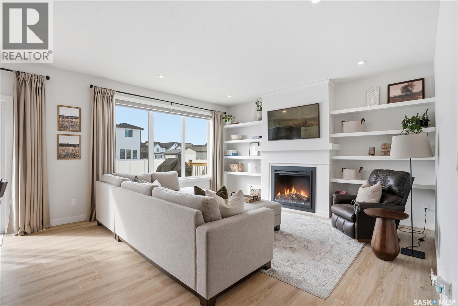 606 Delainey Road, Saskatoon, SK - Indoor Photo Showing Living Room With Fireplace