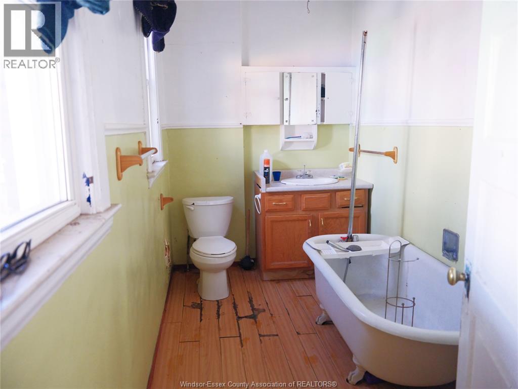 1050 Drouillard, Windsor, ON - Indoor Photo Showing Bathroom