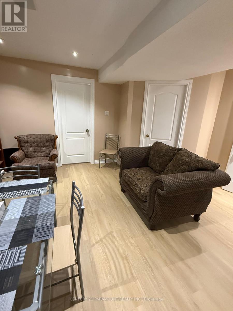 7275 Village Walk, Mississauga, ON - Indoor Photo Showing Living Room