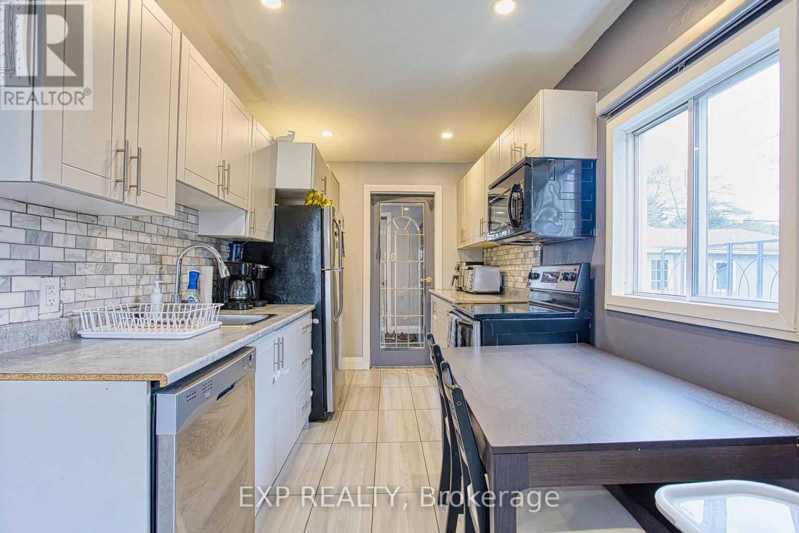352 Fairfield Avenue, Hamilton, ON - Indoor Photo Showing Kitchen