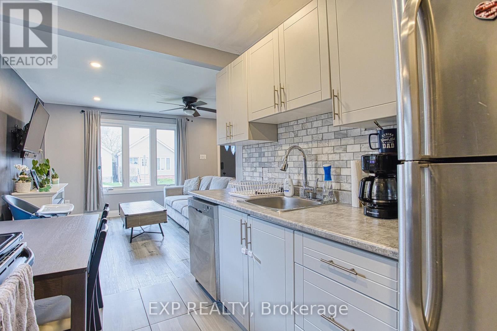 352 Fairfield Avenue, Hamilton, ON - Indoor Photo Showing Kitchen With Upgraded Kitchen