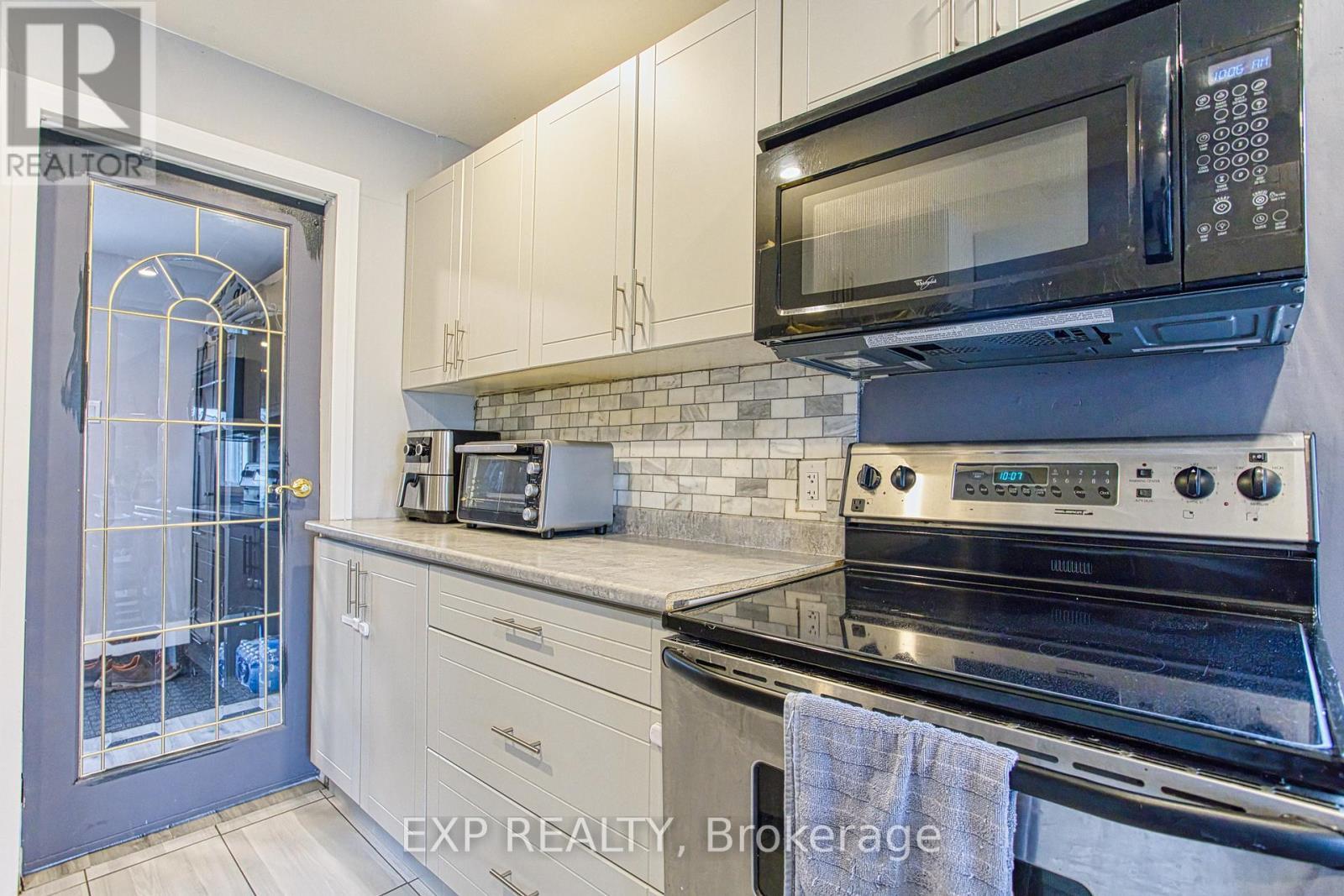 352 Fairfield Avenue, Hamilton, ON - Indoor Photo Showing Kitchen