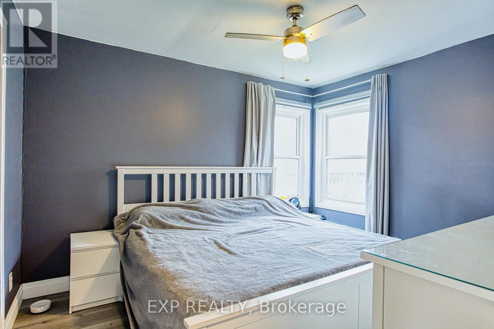 352 Fairfield Avenue, Hamilton, ON - Indoor Photo Showing Bedroom