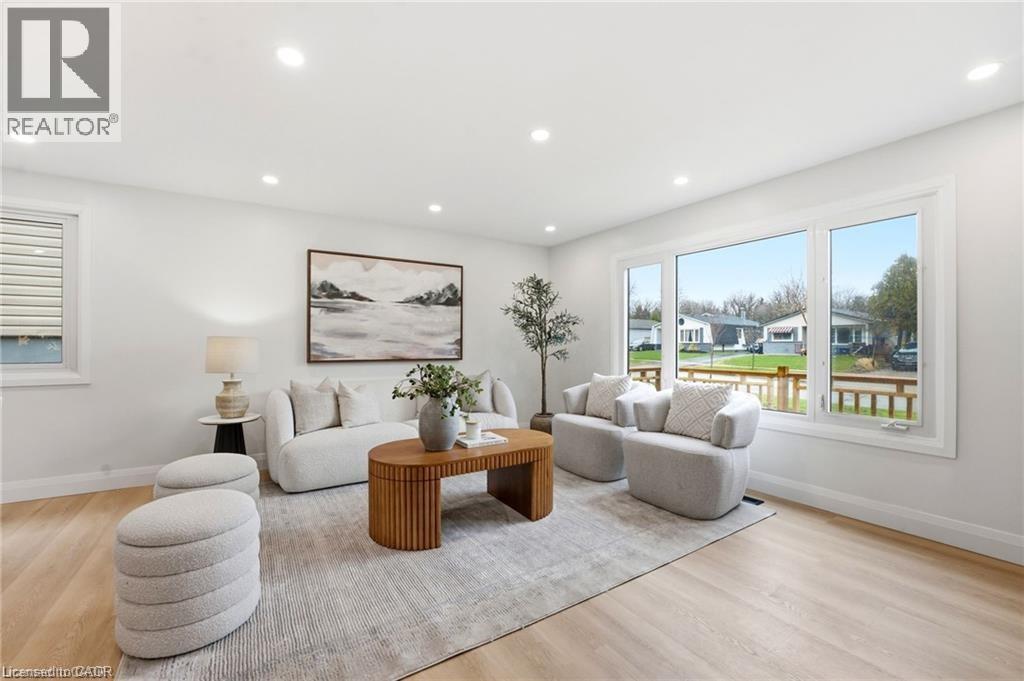 114 Christopher Drive, Waterloo, ON - Indoor Photo Showing Living Room