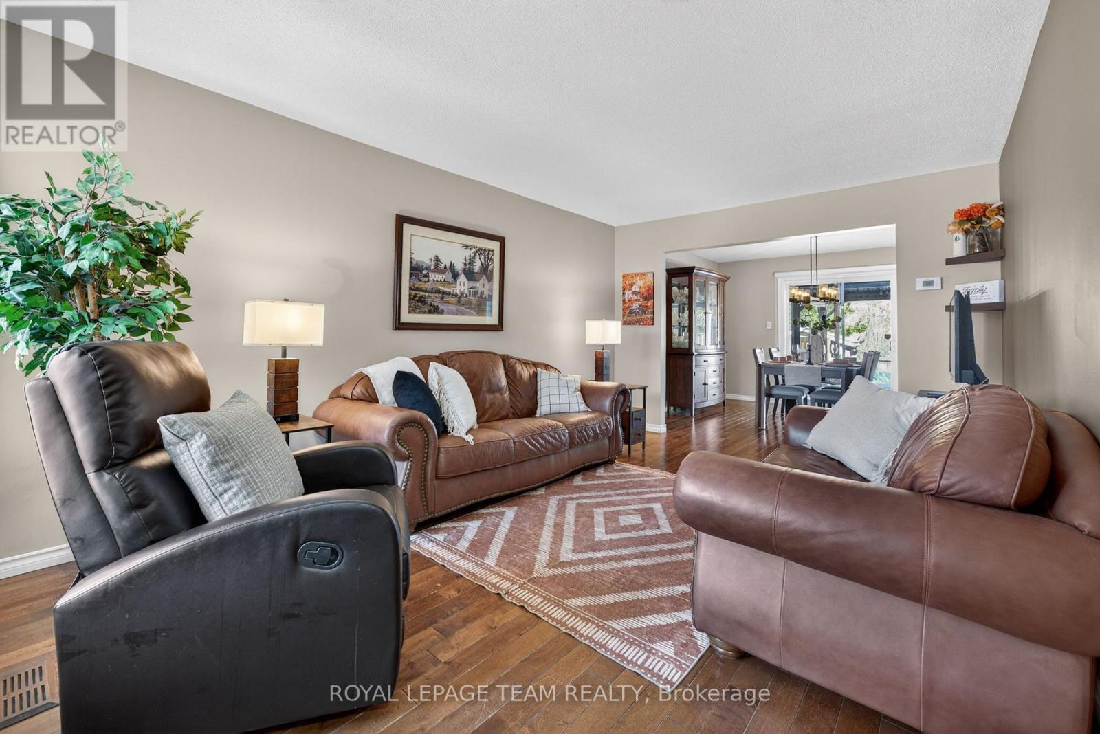 161 Springwater Drive, Ottawa, ON - Indoor Photo Showing Living Room