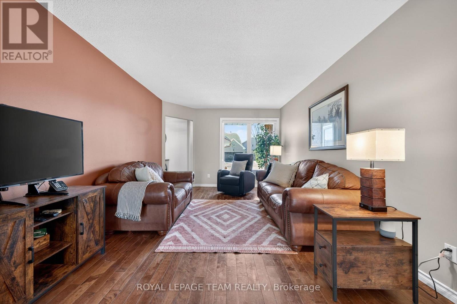 161 Springwater Drive, Ottawa, ON - Indoor Photo Showing Living Room