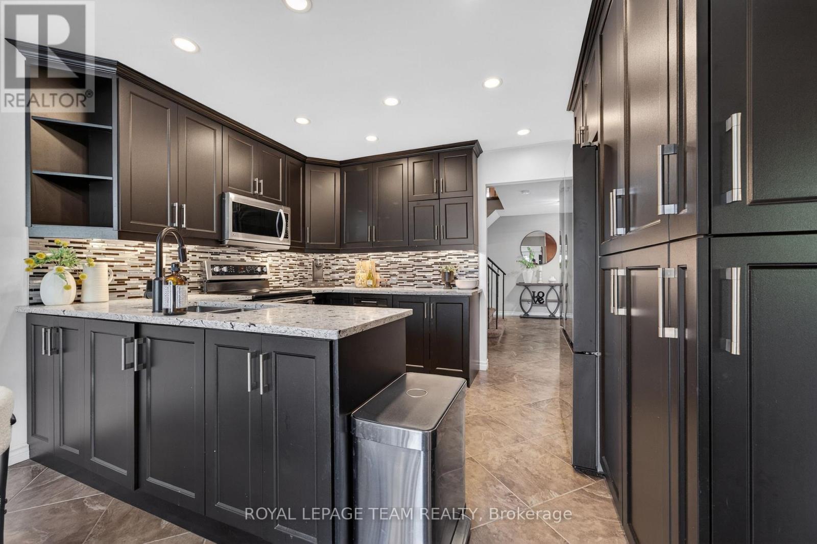 161 Springwater Drive, Ottawa, ON - Indoor Photo Showing Kitchen With Upgraded Kitchen