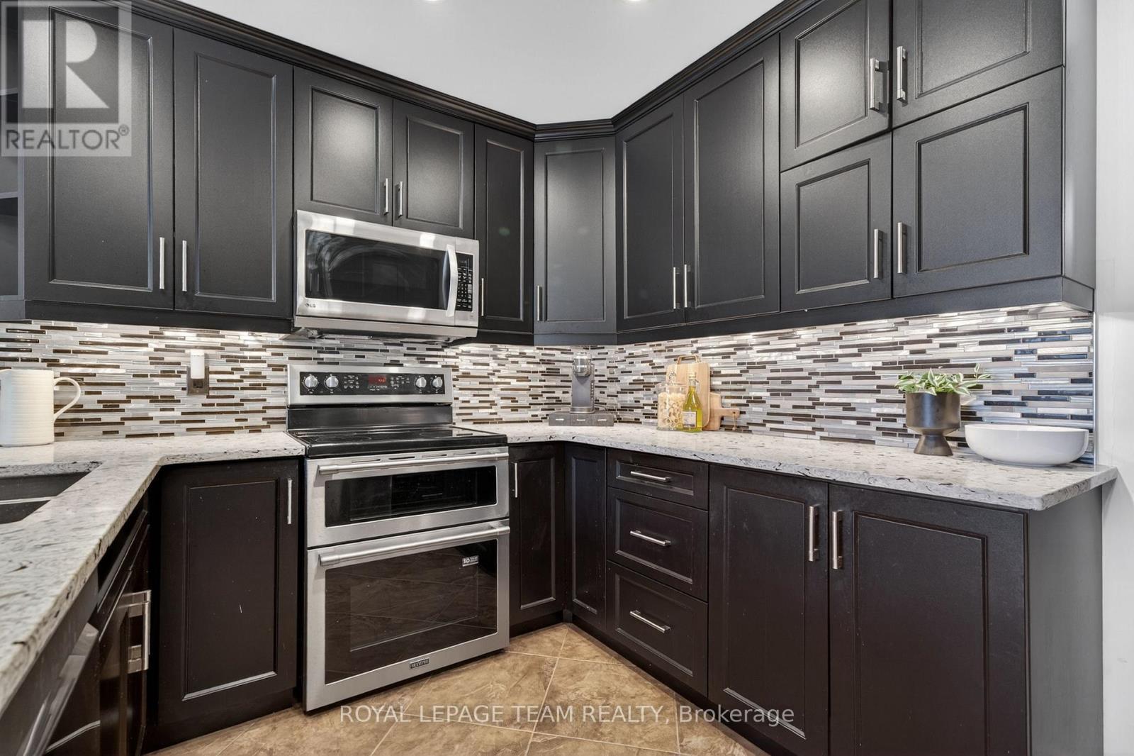 161 Springwater Drive, Ottawa, ON - Indoor Photo Showing Kitchen With Upgraded Kitchen