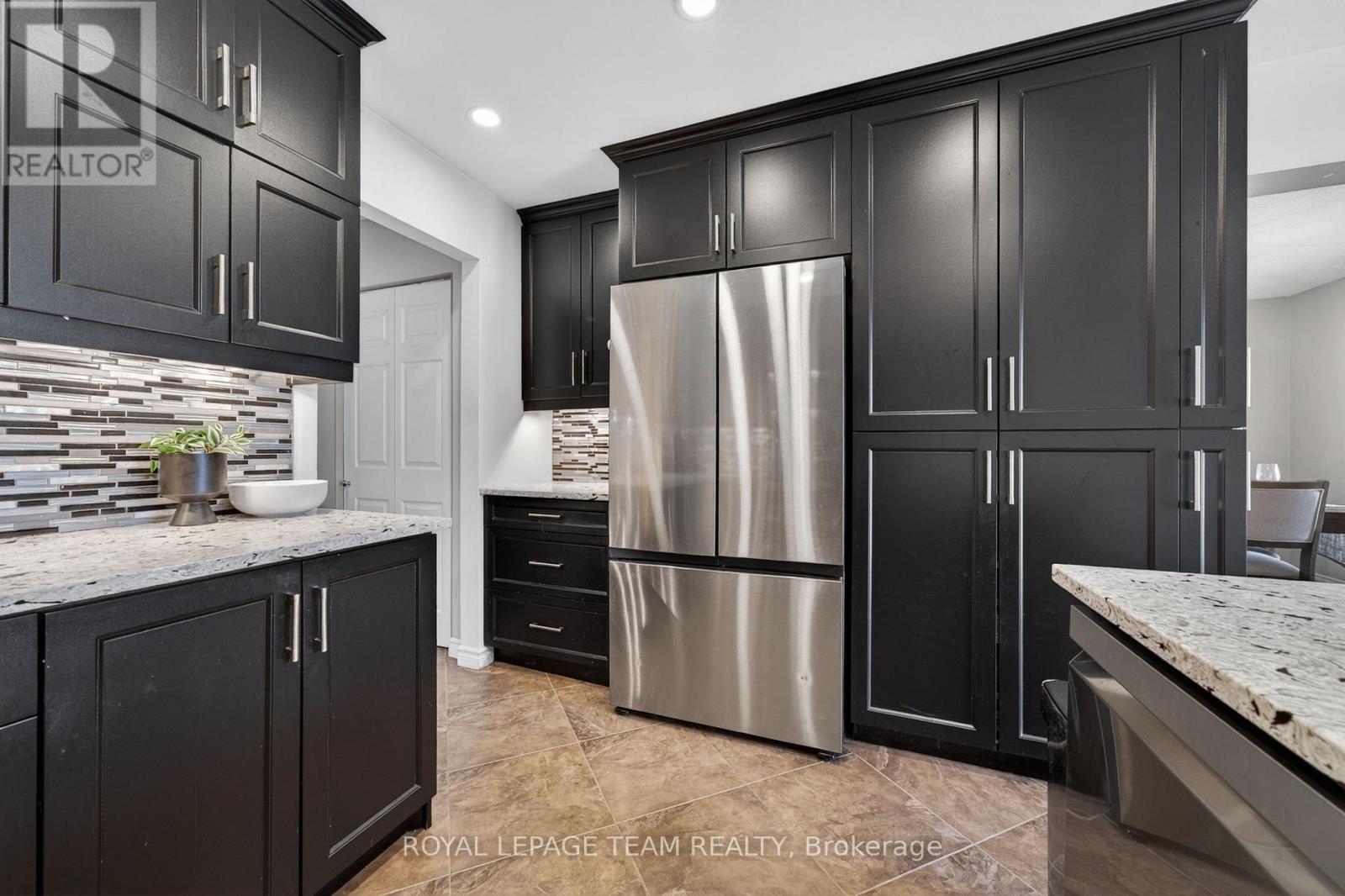 161 Springwater Drive, Ottawa, ON - Indoor Photo Showing Kitchen With Upgraded Kitchen