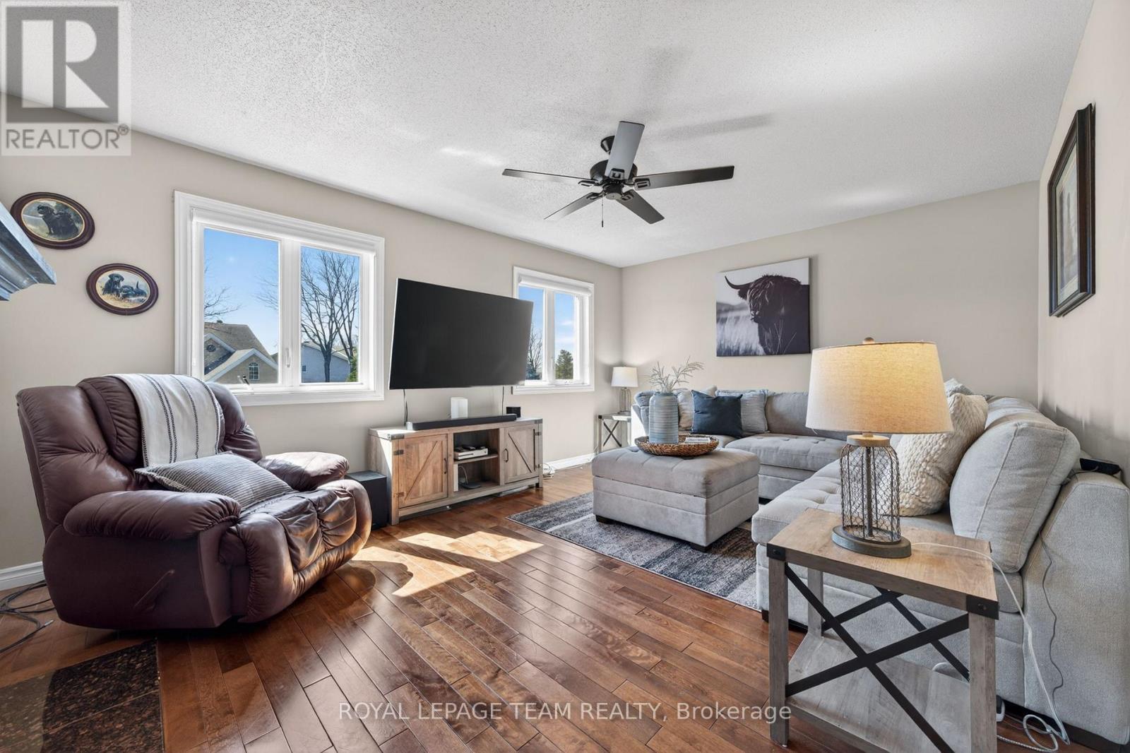 161 Springwater Drive, Ottawa, ON - Indoor Photo Showing Living Room