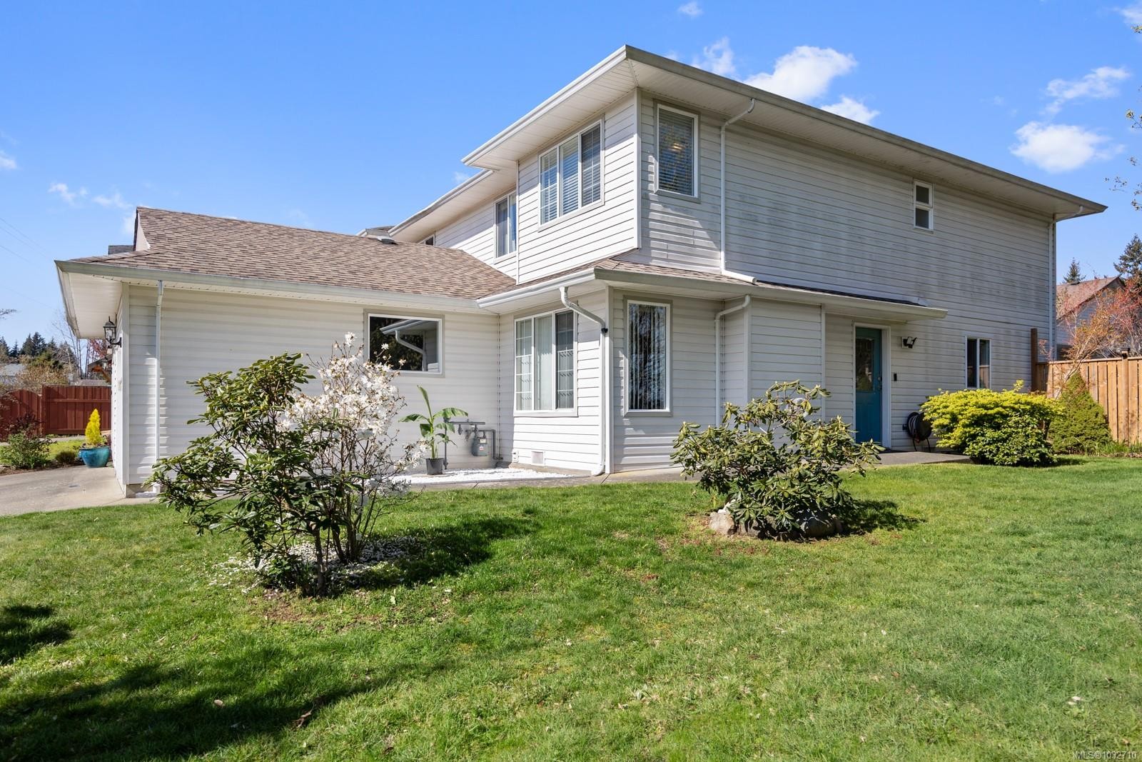B-2425 1St St, Courtenay, BC - Outdoor