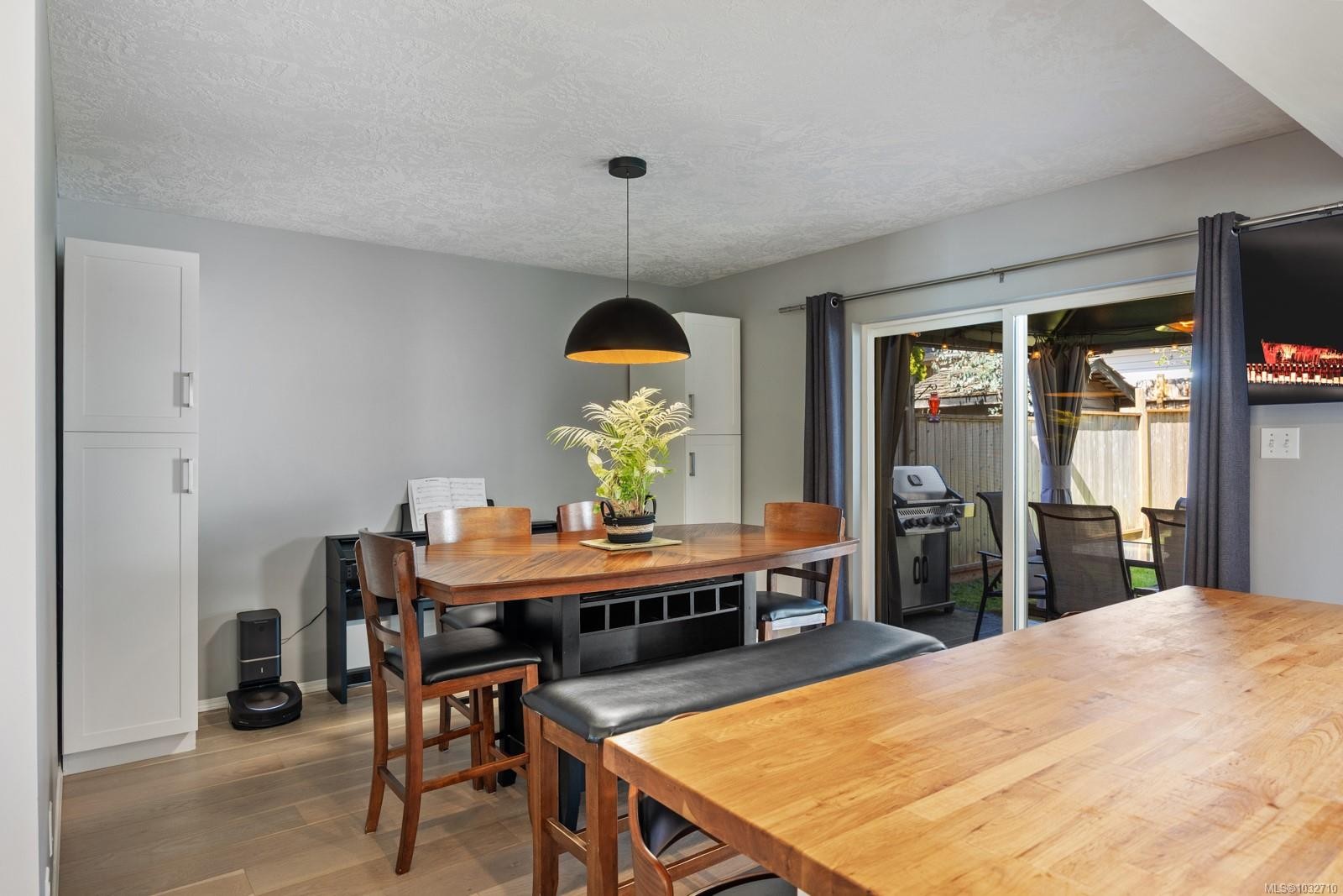 B-2425 1St St, Courtenay, BC - Indoor Photo Showing Dining Room