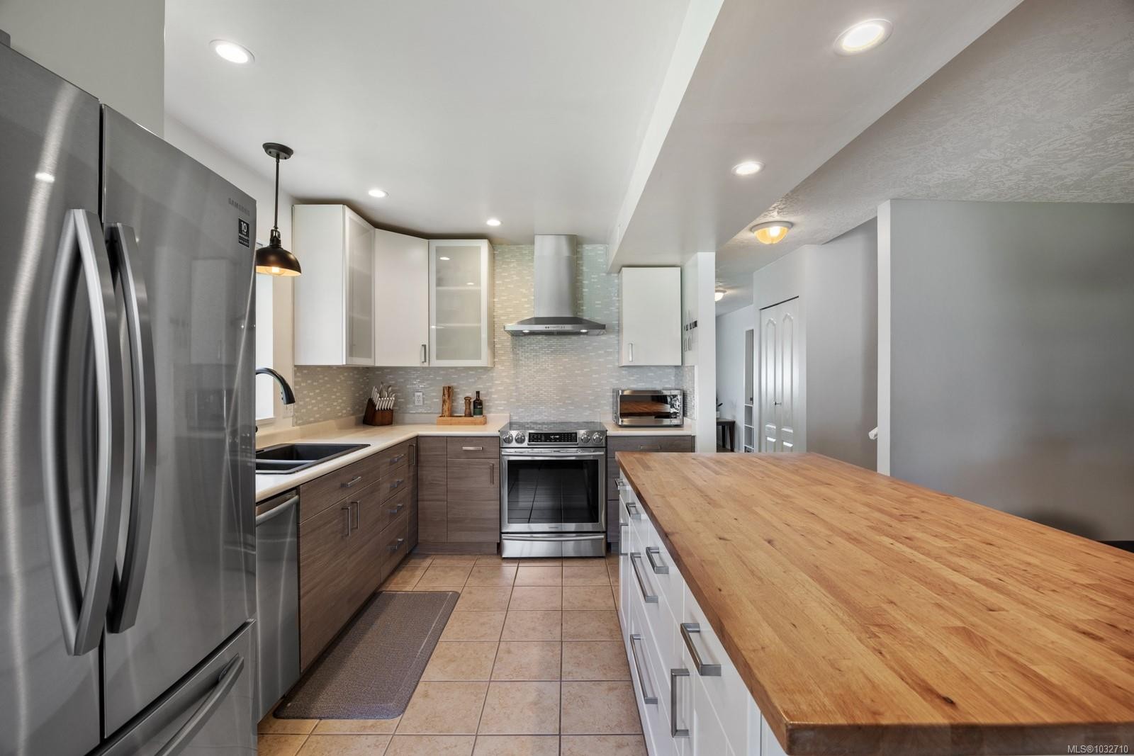 B-2425 1St St, Courtenay, BC - Indoor Photo Showing Kitchen With Double Sink With Upgraded Kitchen
