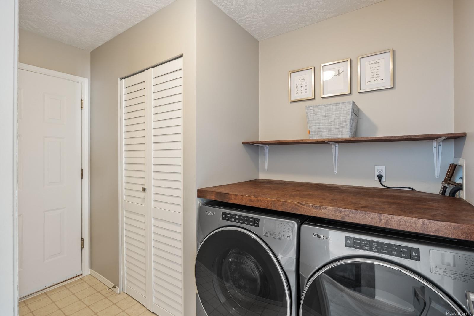 B-2425 1St St, Courtenay, BC - Indoor Photo Showing Laundry Room