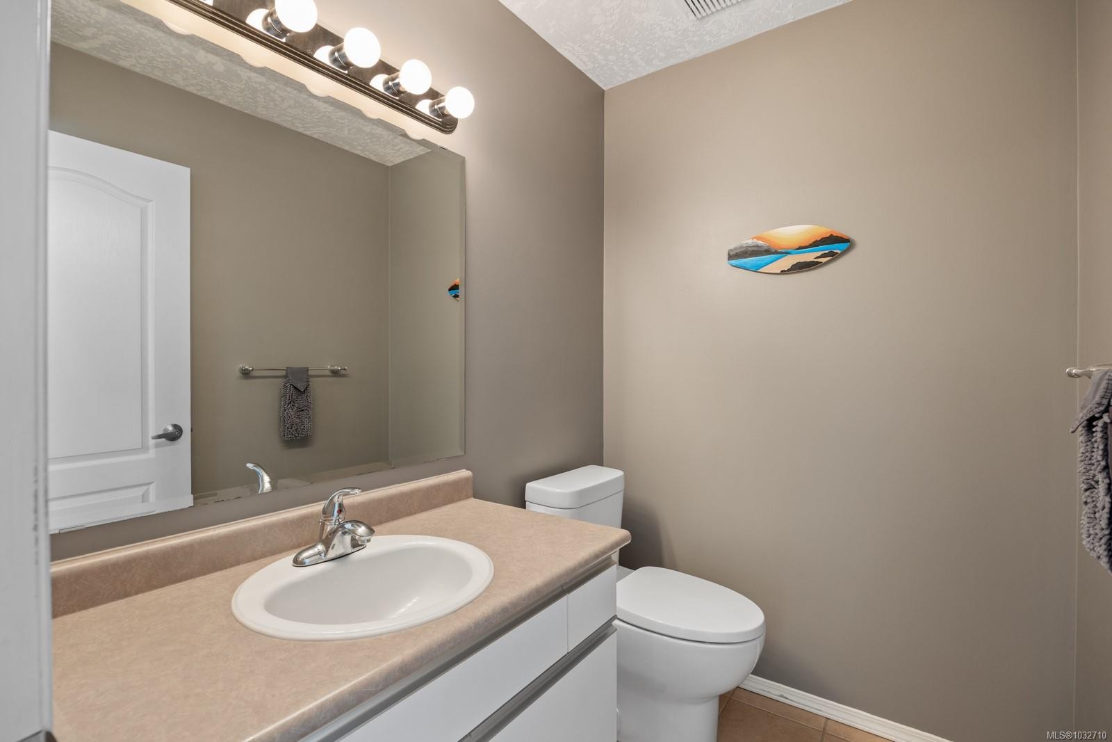 B-2425 1St St, Courtenay, BC - Indoor Photo Showing Bathroom