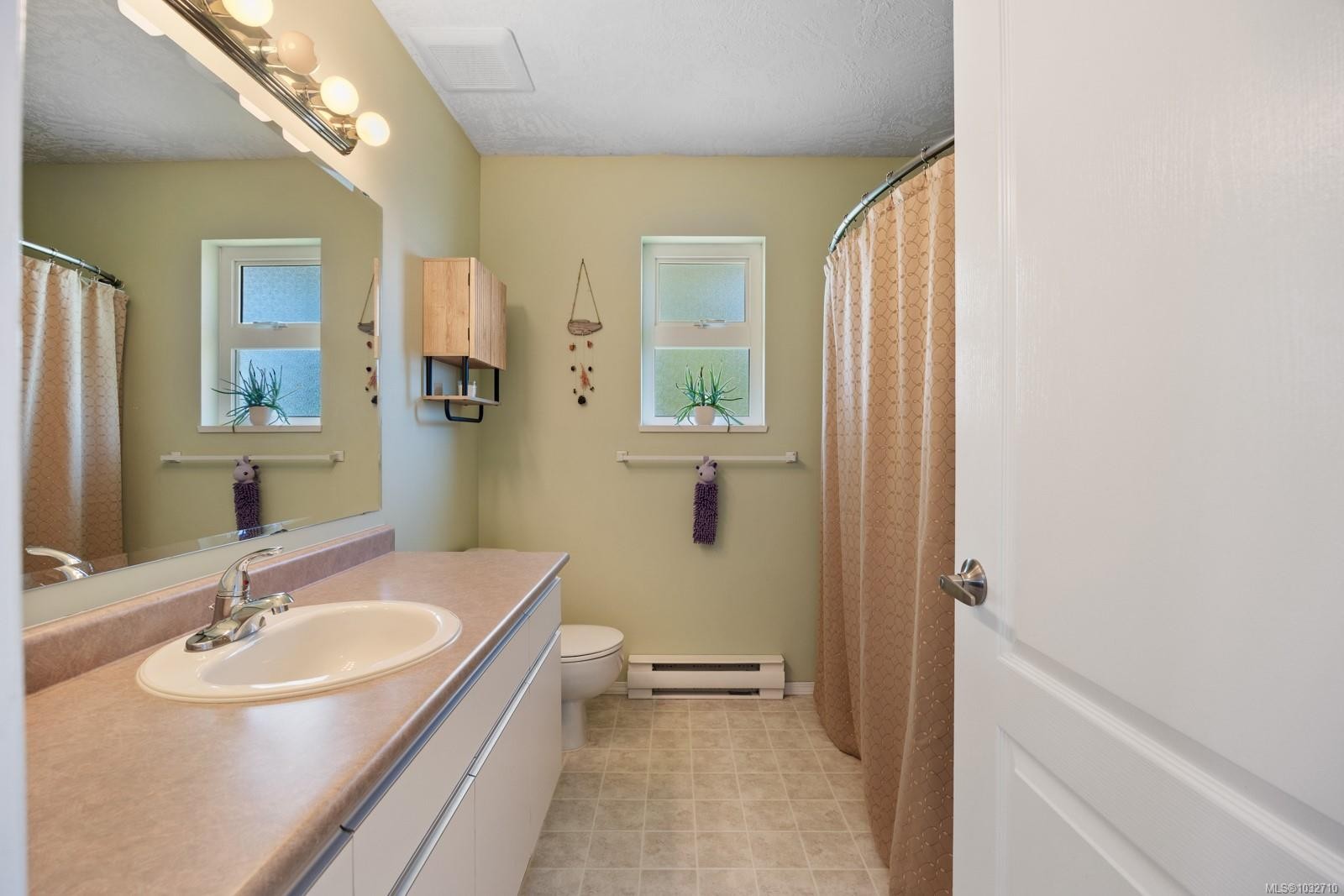 B-2425 1St St, Courtenay, BC - Indoor Photo Showing Bathroom