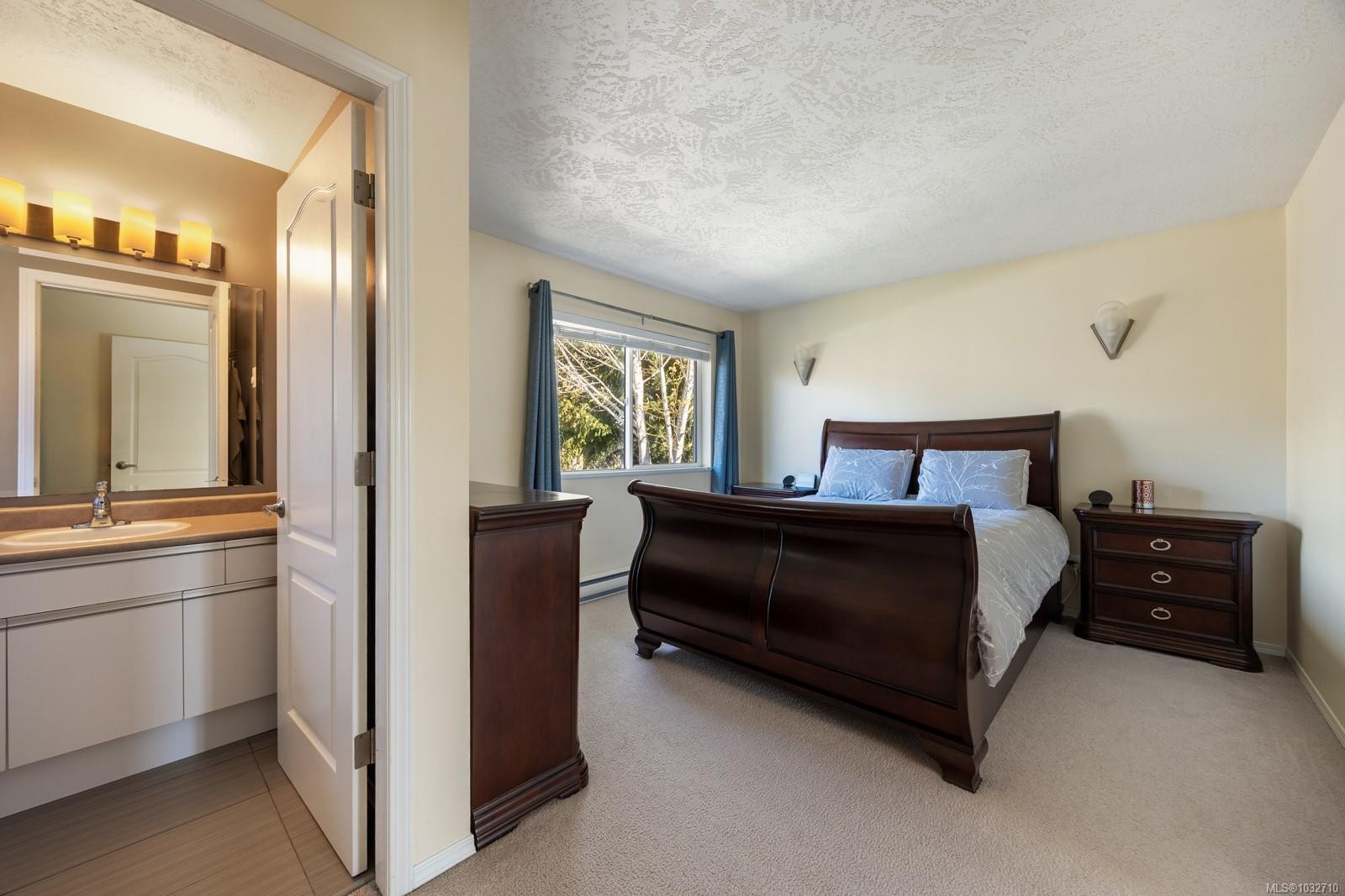 B-2425 1St St, Courtenay, BC - Indoor Photo Showing Bedroom