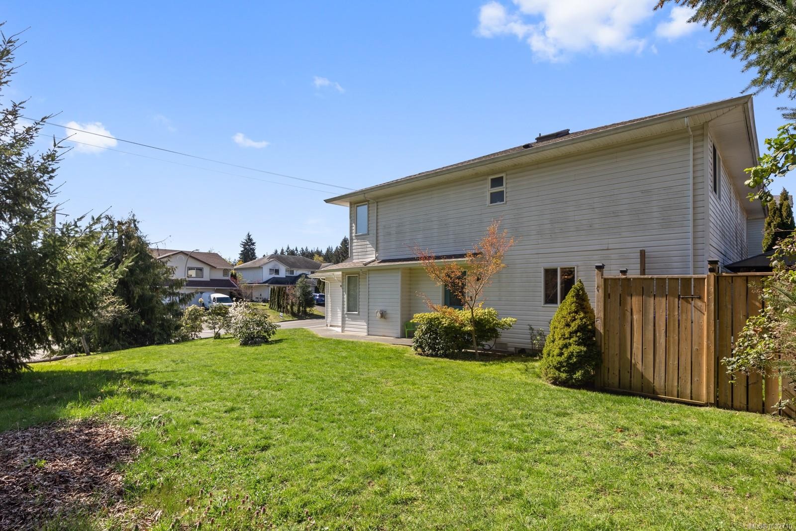 B-2425 1St St, Courtenay, BC - Outdoor