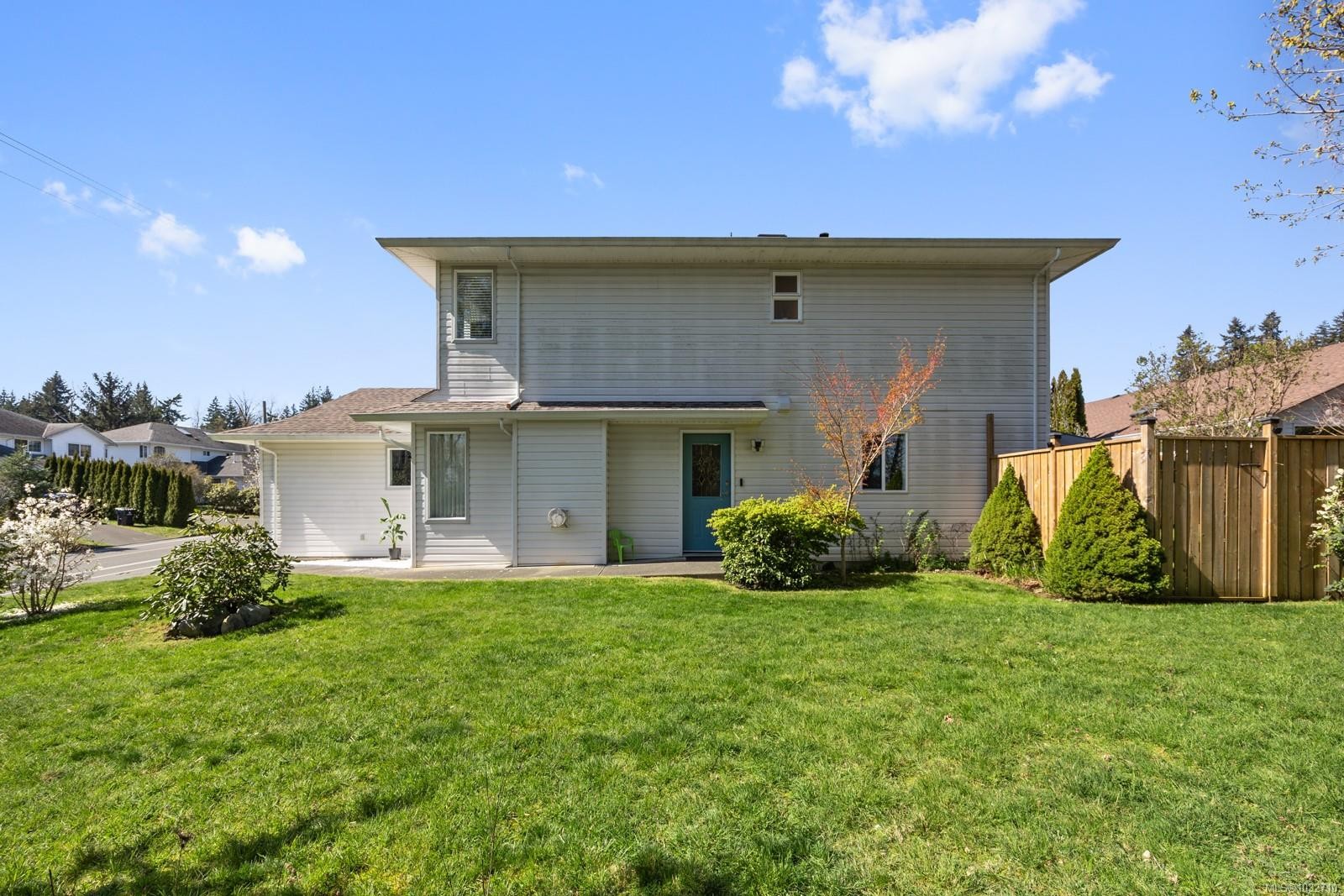 B-2425 1St St, Courtenay, BC - Outdoor