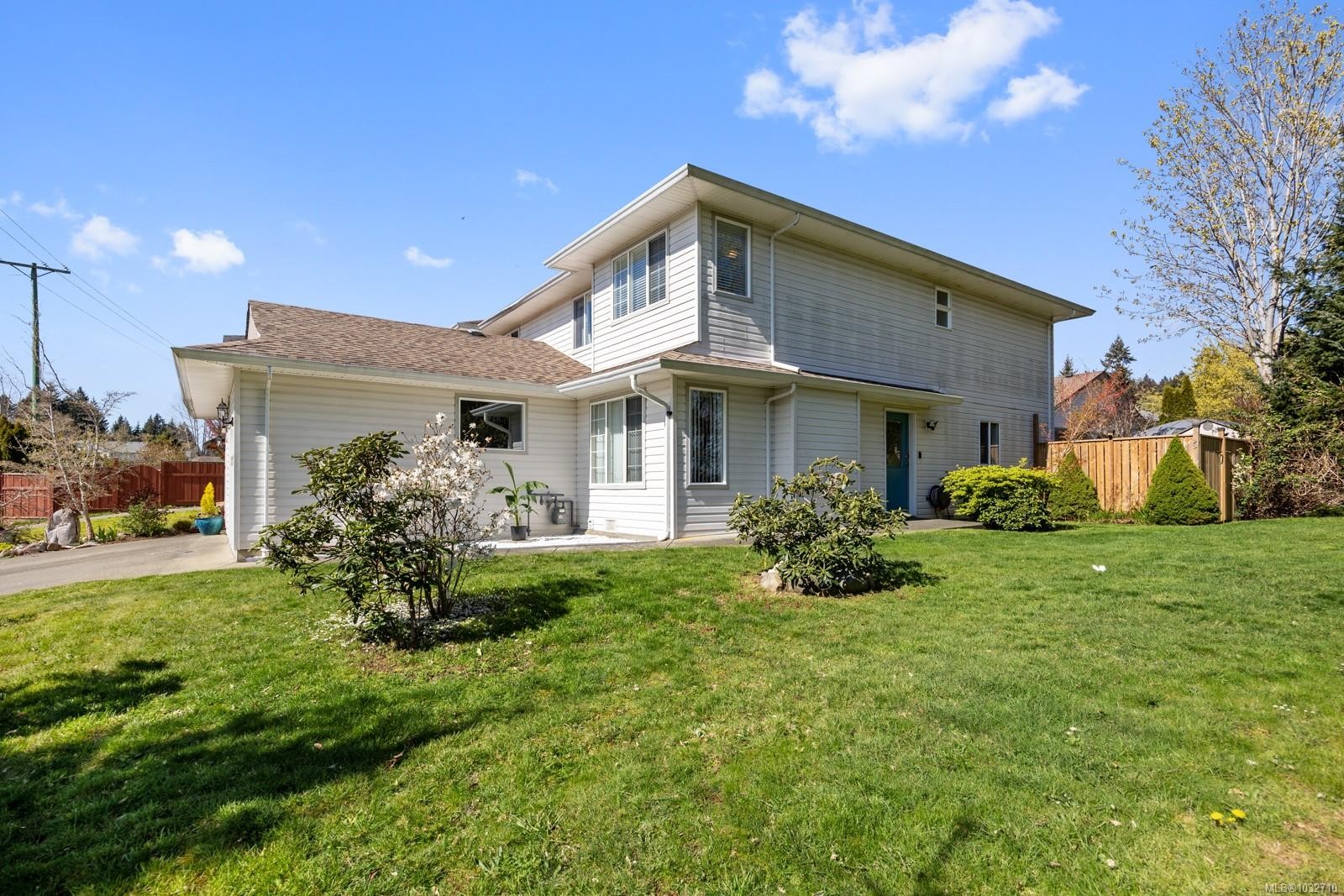 B-2425 1St St, Courtenay, BC - Outdoor