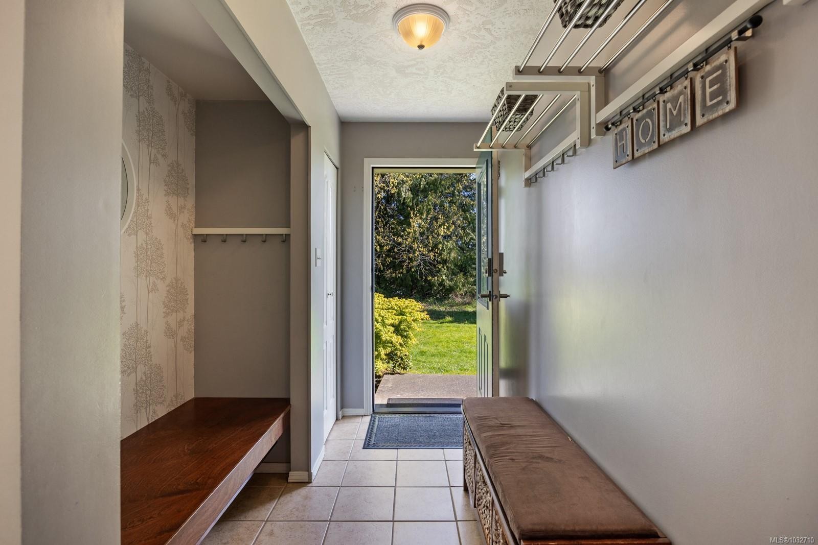 B-2425 1St St, Courtenay, BC - Indoor Photo Showing Other Room