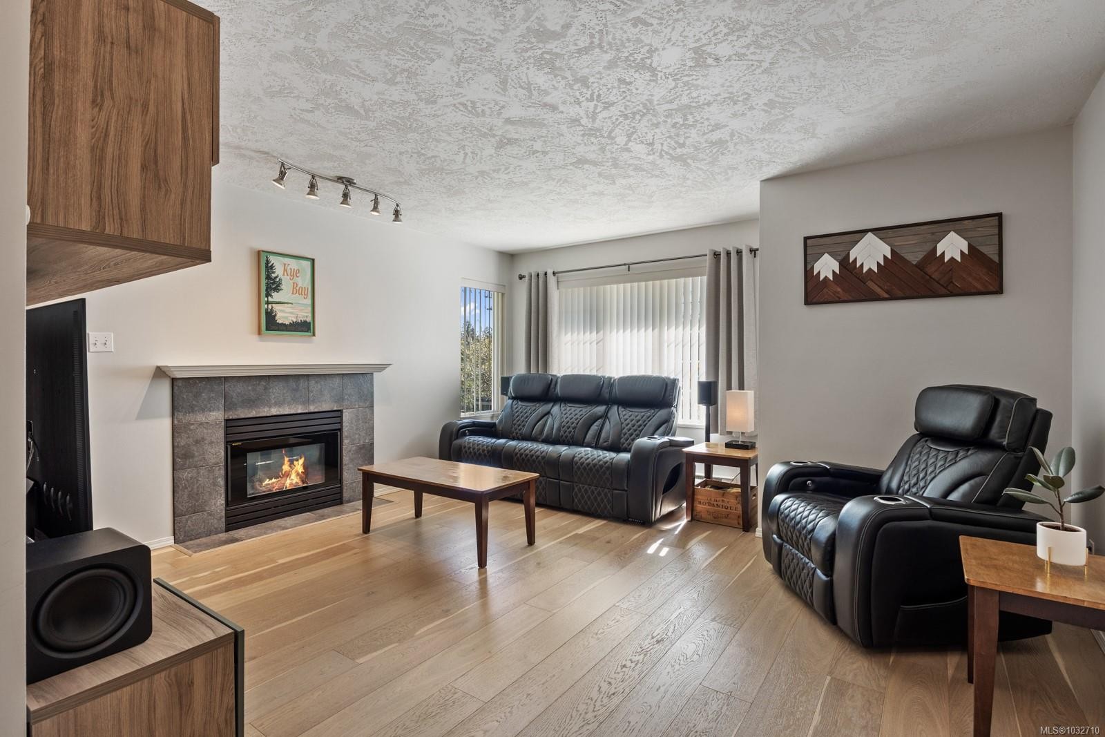B-2425 1St St, Courtenay, BC - Indoor Photo Showing Living Room With Fireplace