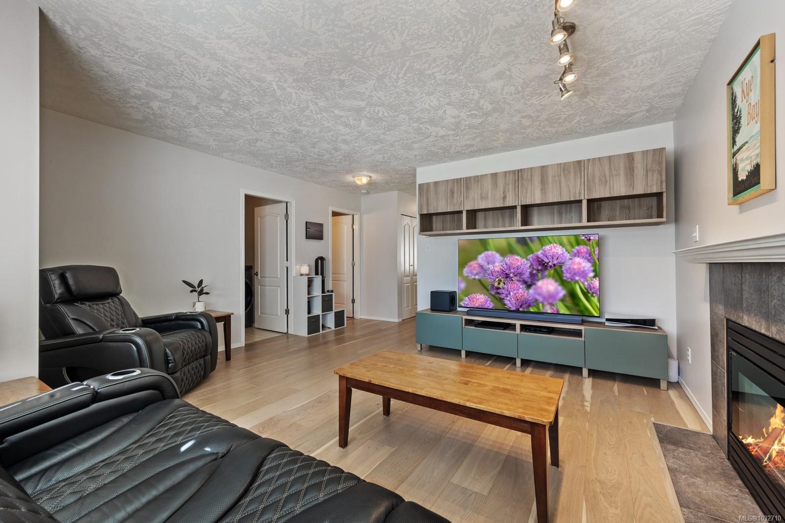 B-2425 1St St, Courtenay, BC - Indoor Photo Showing Living Room With Fireplace