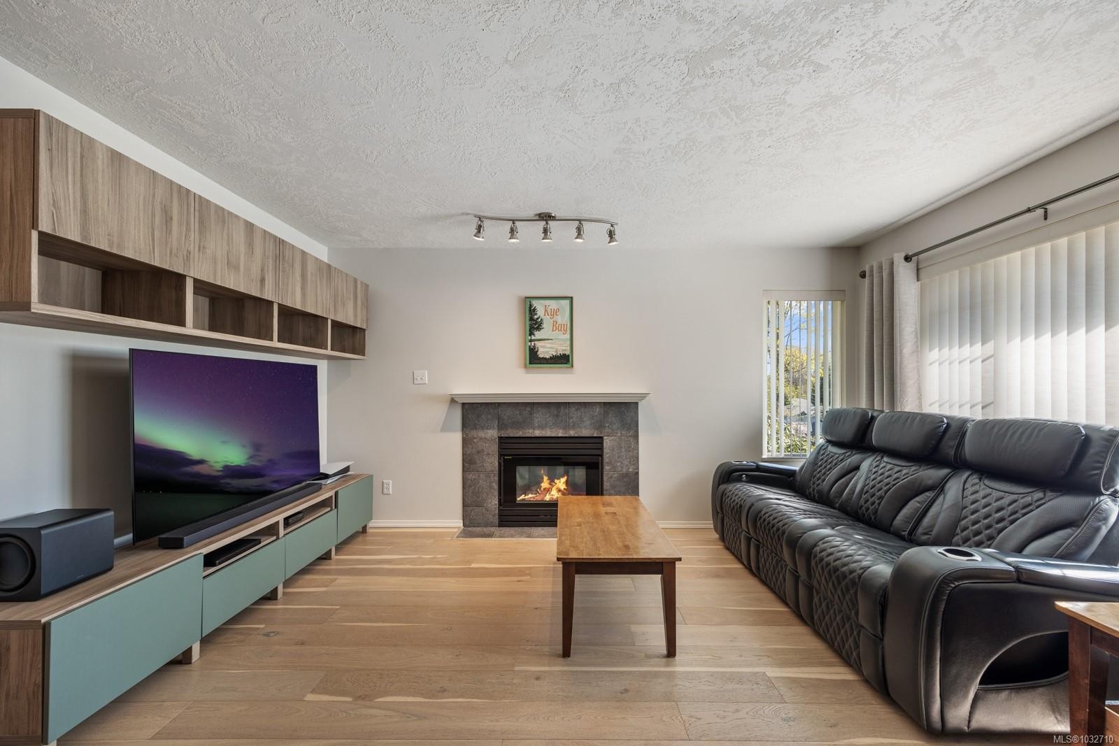 B-2425 1St St, Courtenay, BC - Indoor Photo Showing Living Room With Fireplace