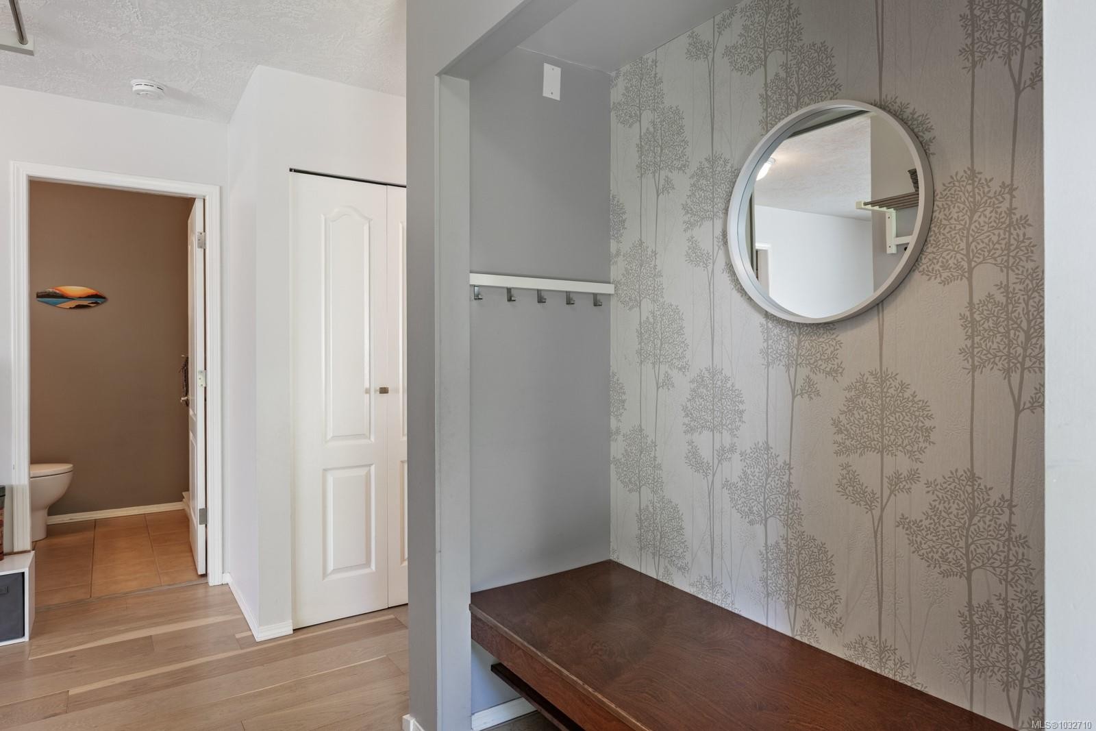 B-2425 1St St, Courtenay, BC - Indoor