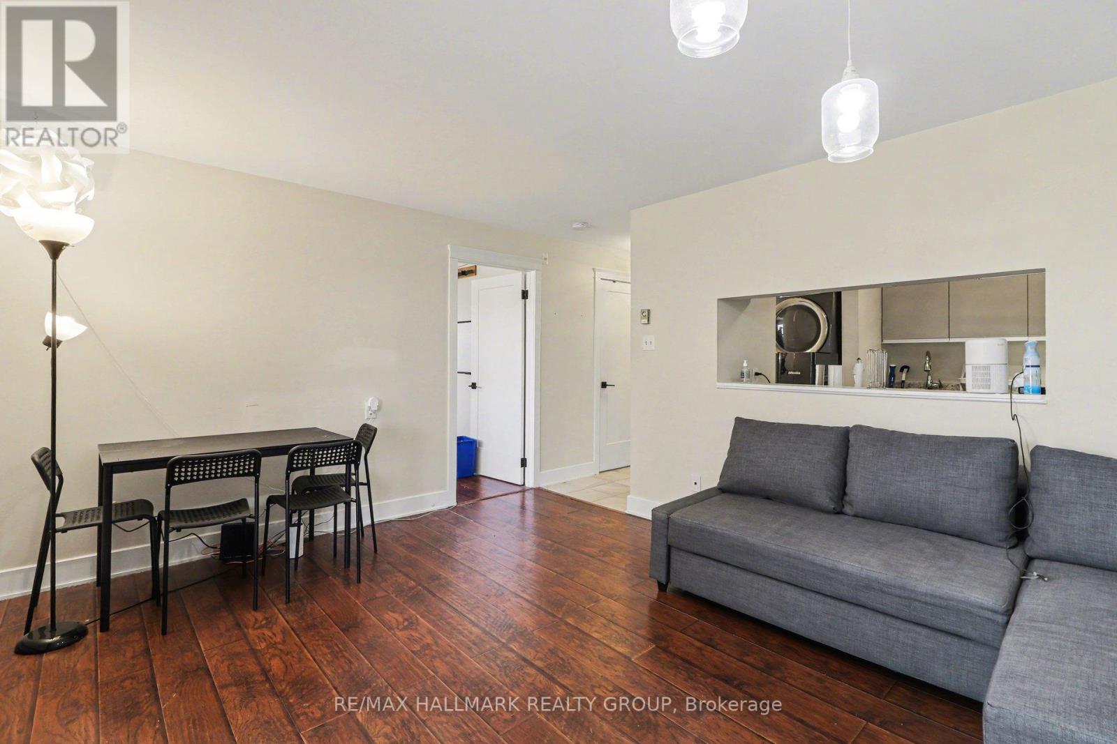 312 - 280 Brittany Drive, Ottawa, ON - Indoor Photo Showing Living Room